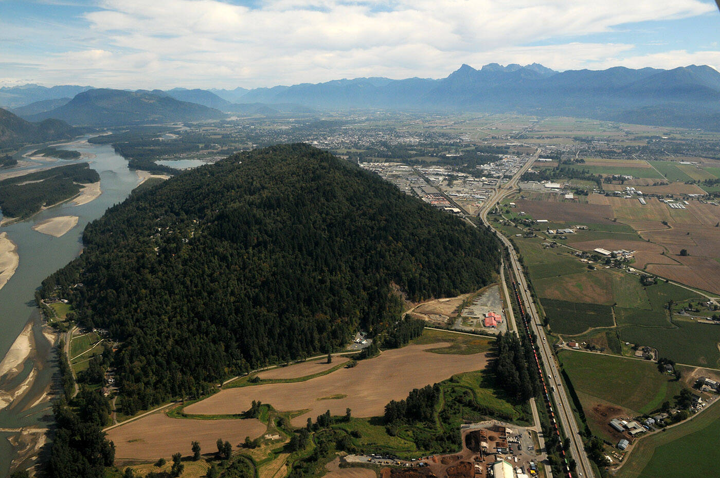 Chilliwack Mountain and Highway 1 looking east on Sept. 9, 2021. (Jenna Hauck/ Chilliwack Progress)