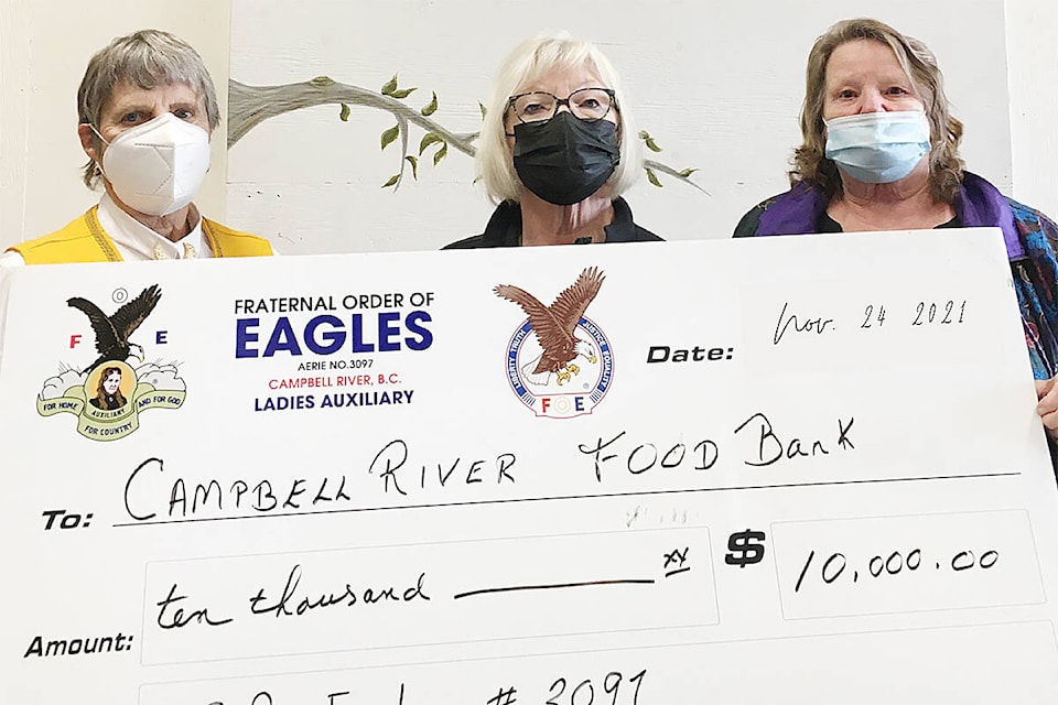 27320194_web1_211126-CRM-Eagles-donation-FOODBANK_1