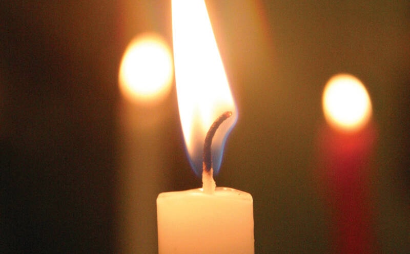 27340646_web1_candle-crop