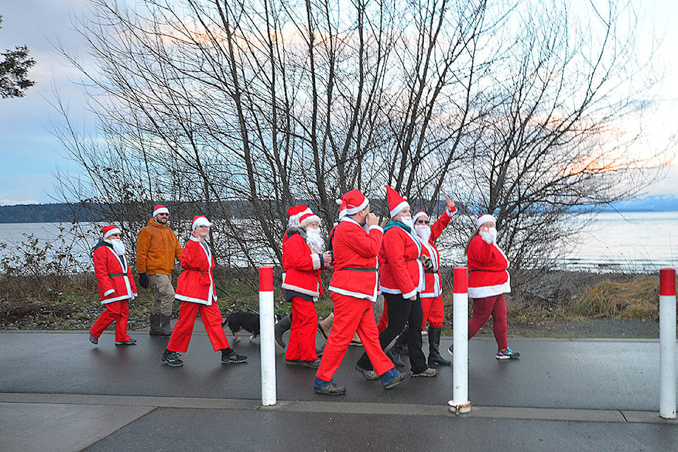 27490555_web1_211211-CRM-Walking-Santas-SANTAS_1