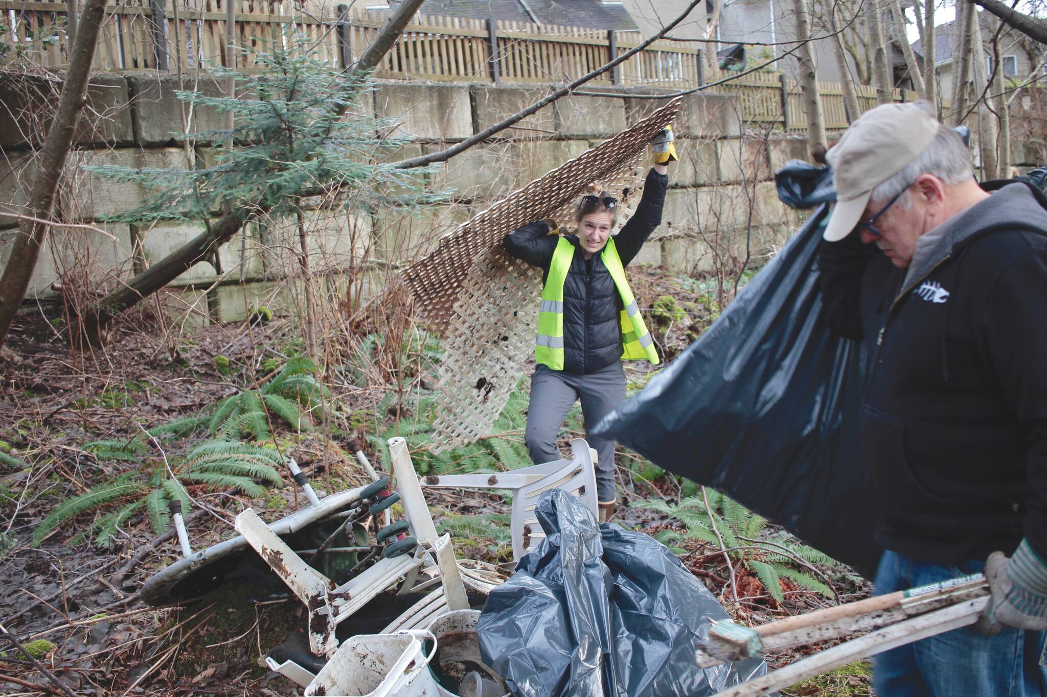 28020154_web1_220201-CRM-Streamkeepers-Bears-CLEANUP_2