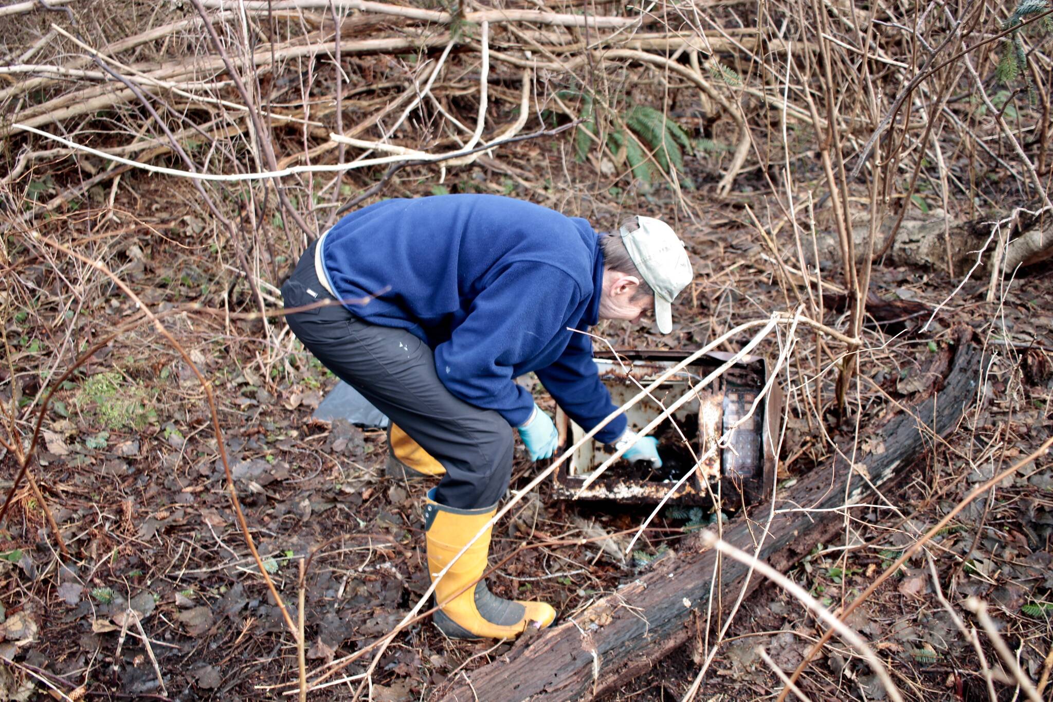 28020154_web1_220201-CRM-Streamkeepers-Bears-CLEANUP_4