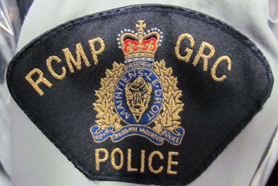 28181626_web1_rcmp-logo-badge-shoulder