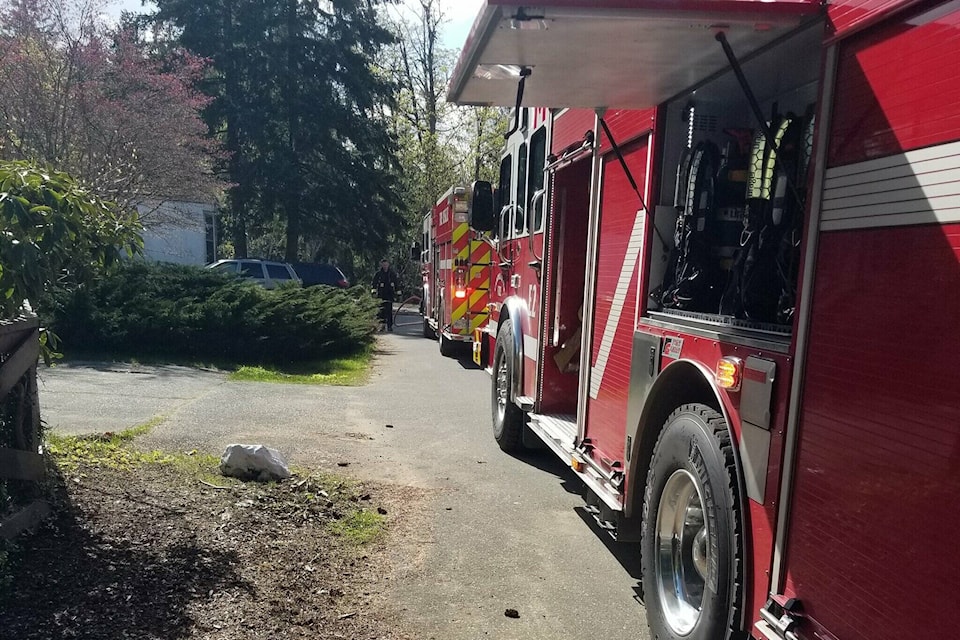 28950500_web1_220428-CRM-Mobile-home-Fire-TRUCKS_1