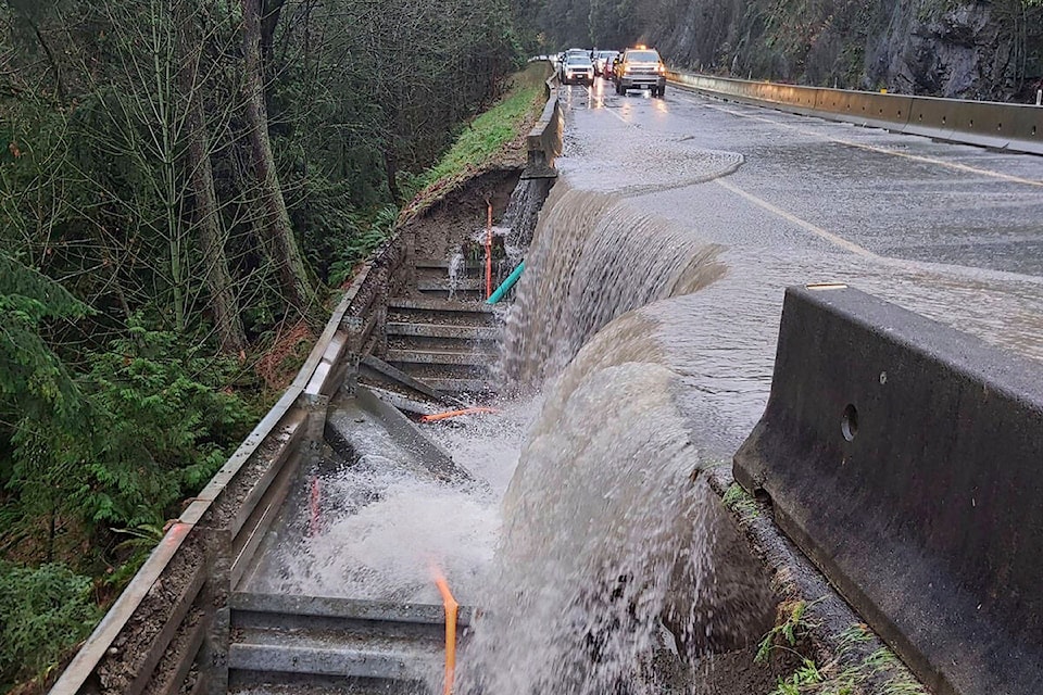 30810401_web1_211115-GNG-Flooding-Mudslide-Malahat_1