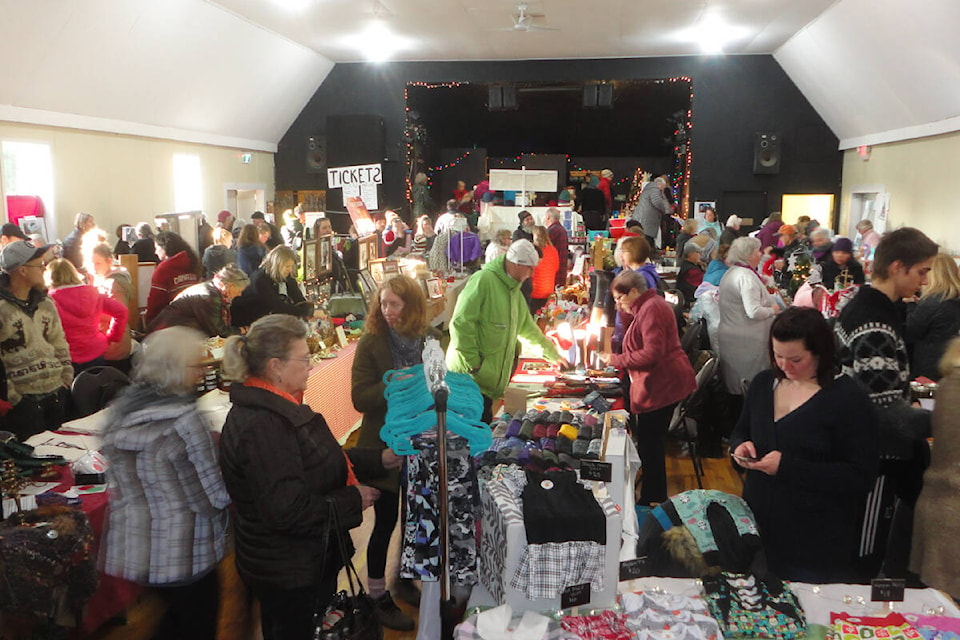 31093823_web1_221122-CRM-Merville-Hall-Craft-Fair-CROWD_1