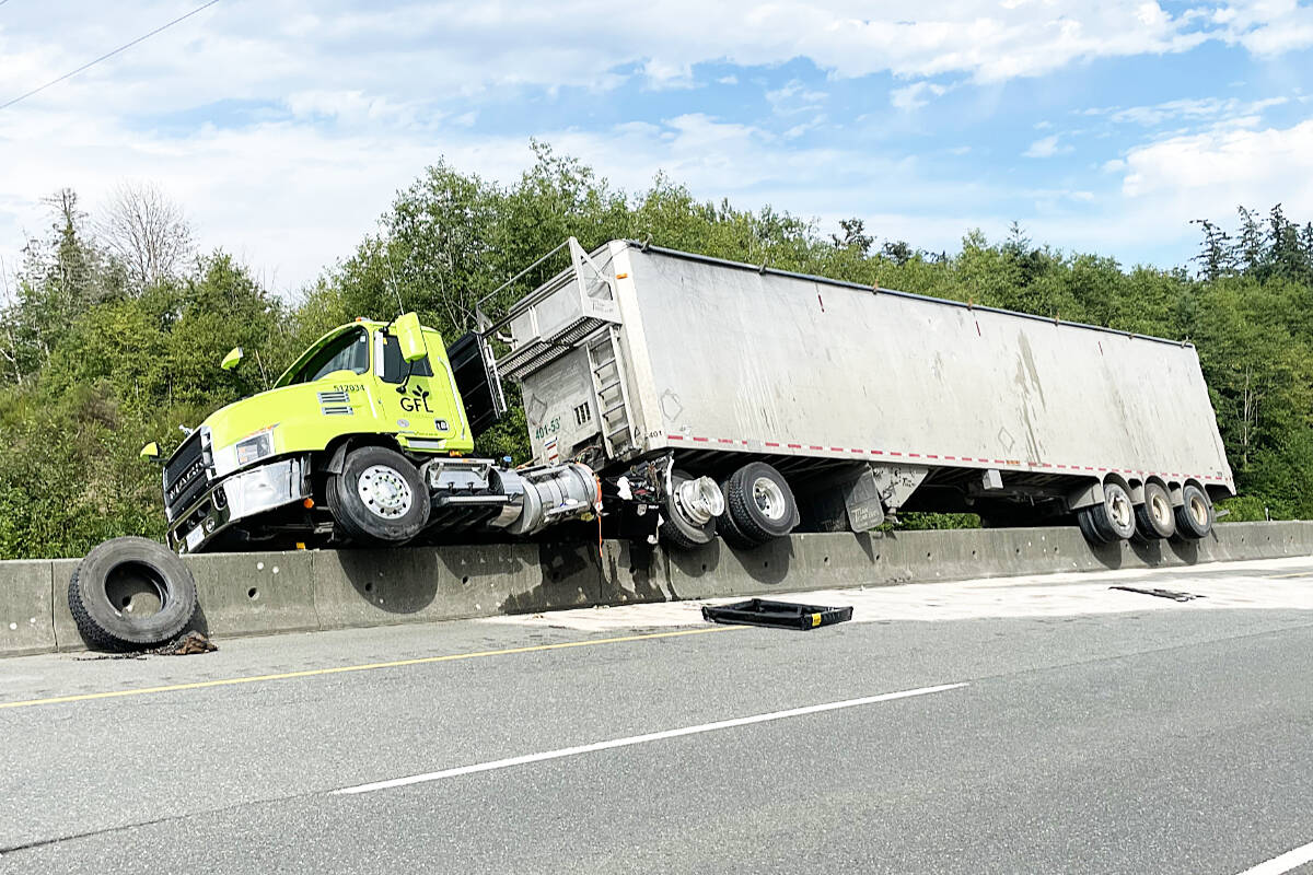 31428657_web1_220810-CRM-truck-high-centred-ACCIDENT_1