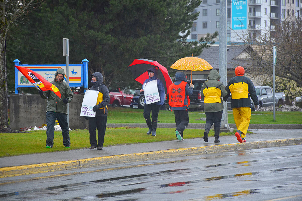 PSAC picket line goes up in Campbell River Campbell River Mirror