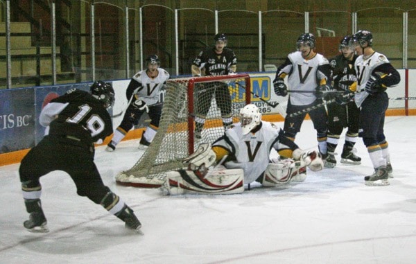 54867castlegarSelkirkhockeyvsUVic19shoots