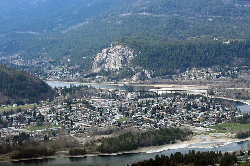 14474399_web1_181122-CAN-Castlegar-aerial