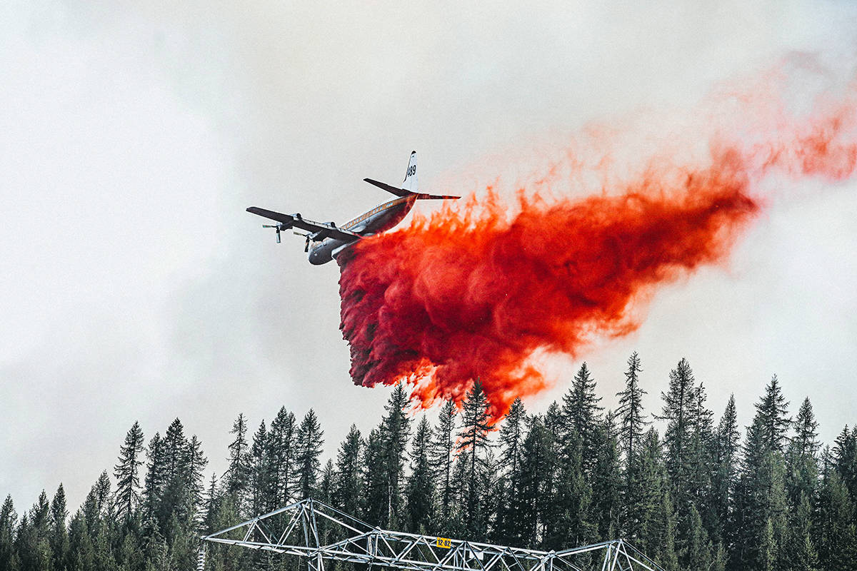 25784011_web1_copy_210725-CAN-wildfires-west-koots-bombi_1
