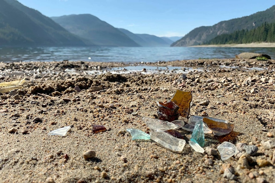 26608472_web1_210930-CAN-beach-glass-syringa_1