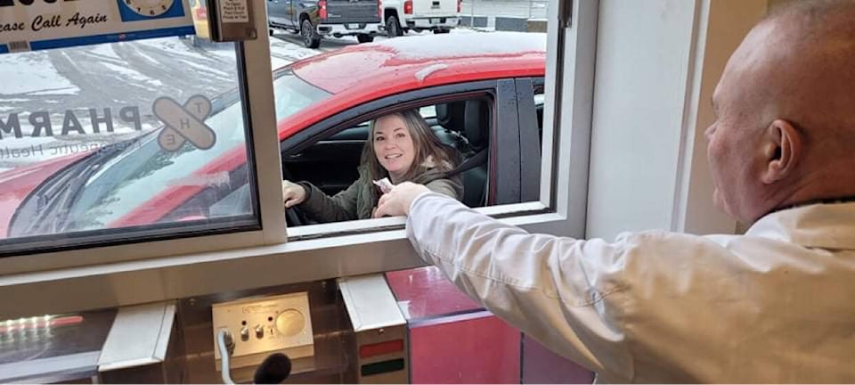 27377541_web1_211209-CAN-pharmacy-drive-thru_2