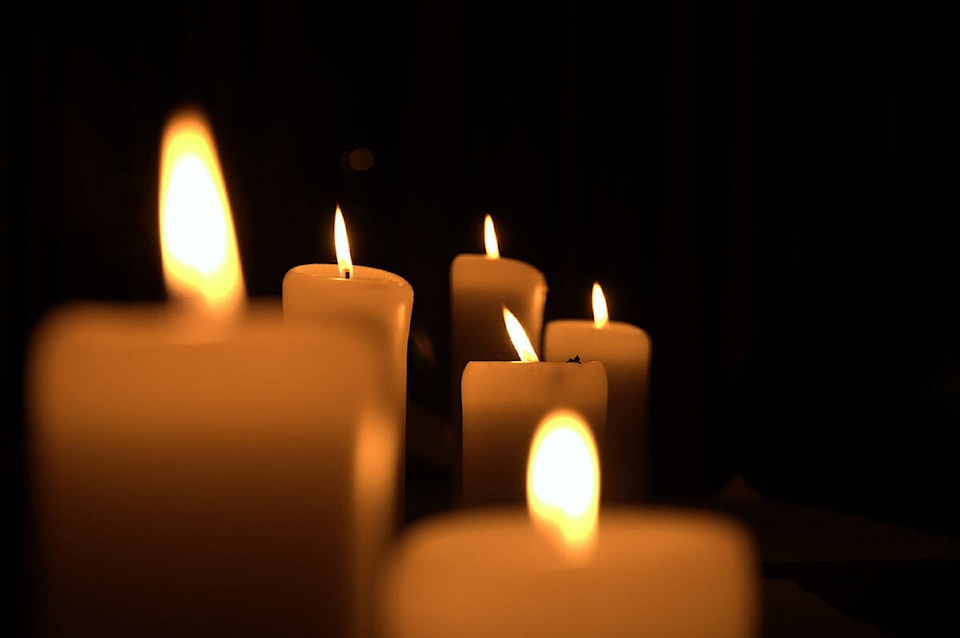 27441673_web1_candlelight-vigil