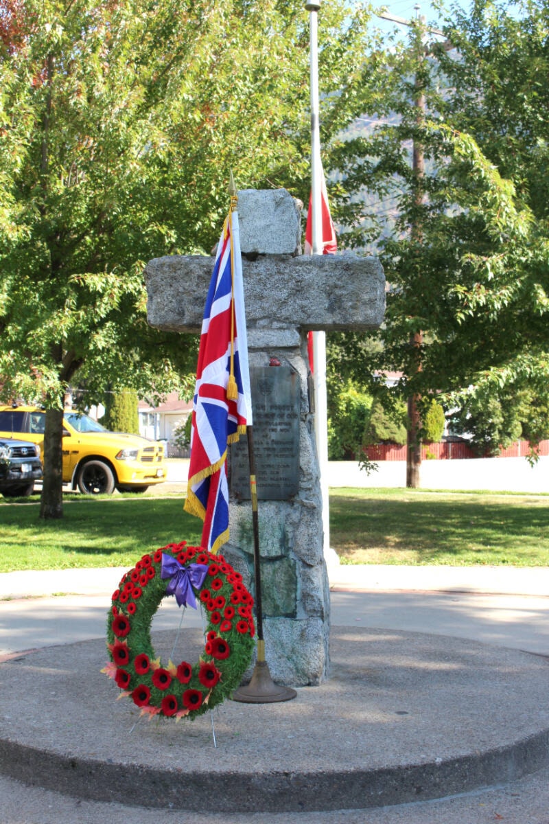 30442162_web1_220922-CANqueen-memorial_1