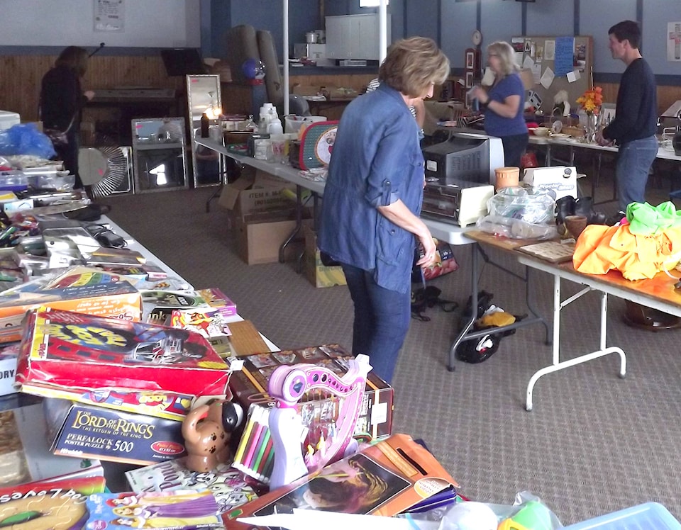 12109165_web1_ks-Church-garage-sale