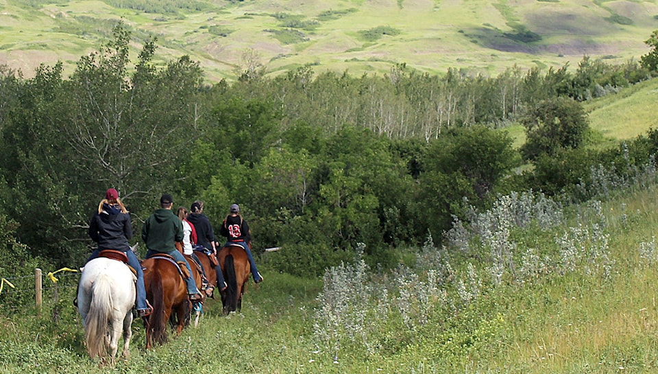 12865229_web1_ks-Battle-River-Stars-groupRide