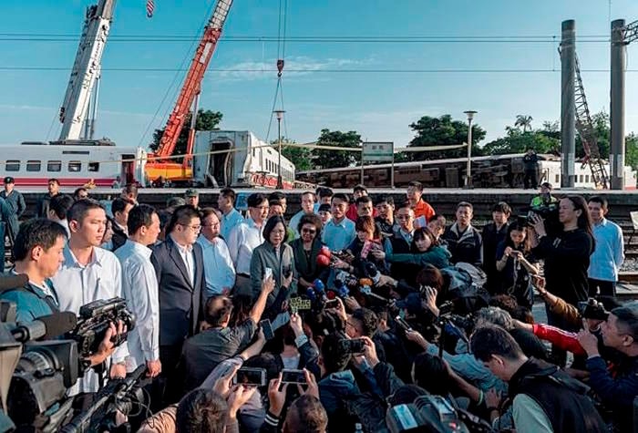 14084457_web1_Taiwan-Train-Crash