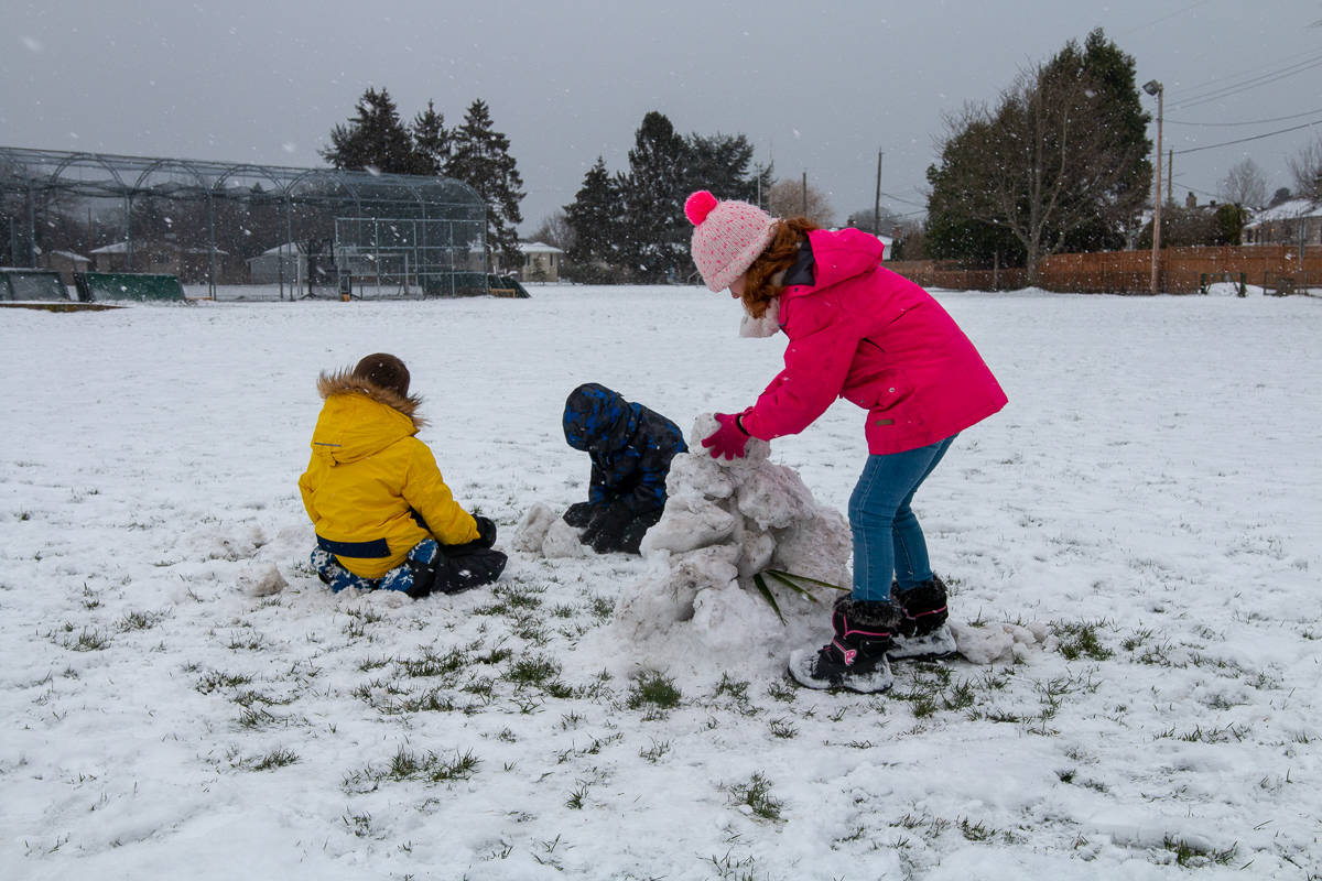 Back to school for Vancouver Island’s snow-covered kids, more snow coming