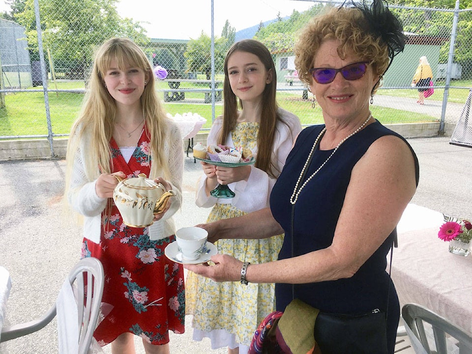 16822957_web1_High-Tea-in-the-Park-12-May-2019---Veronica--Zoe---3
