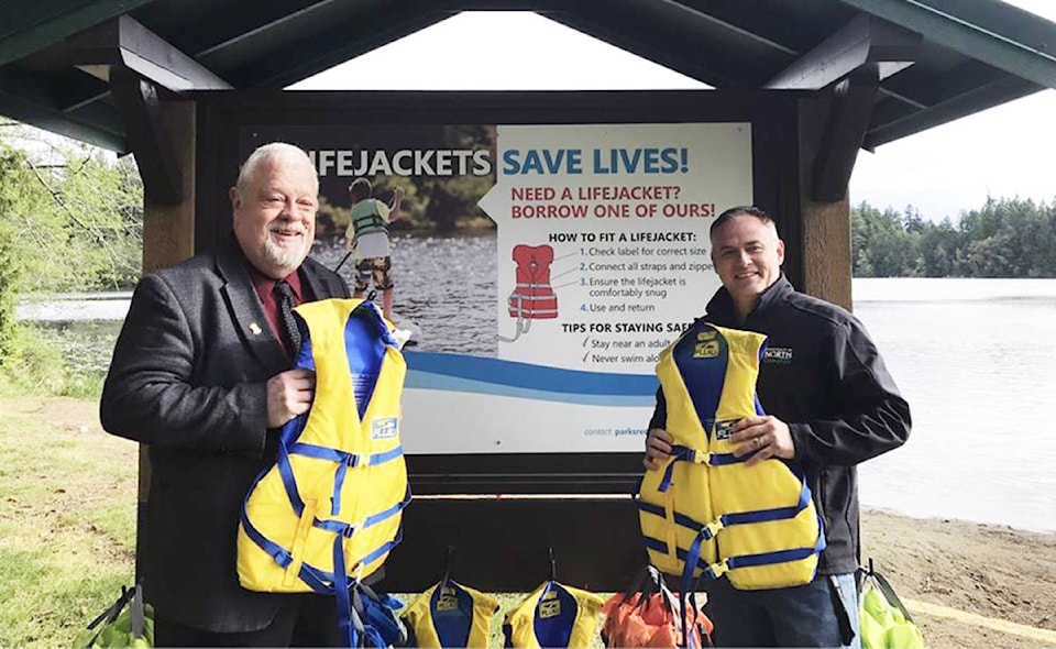 17079929_web1_Llifejacket-Loaner-Station