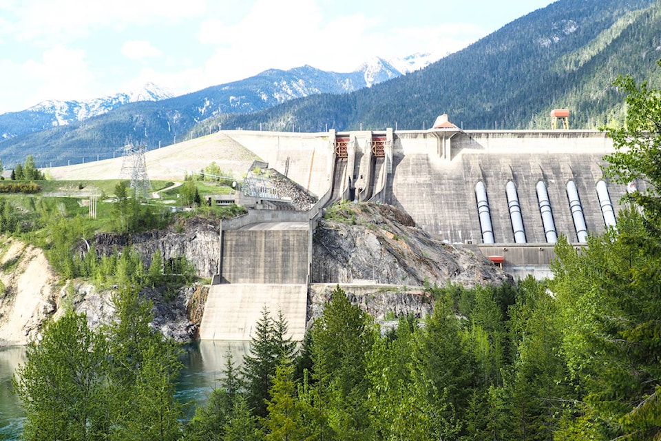 18375860_web1_Revelstoke-Dam