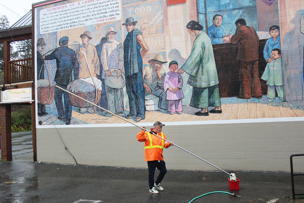 21346035_web1_200430-CHC-Mural-cleaner-wash_3