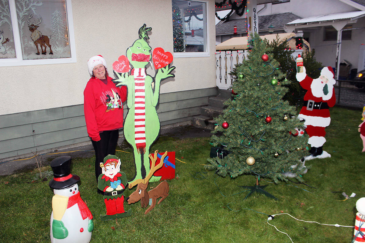 23555612_web1_201210-CHC-Middlemiss-Christmas-decorating_6