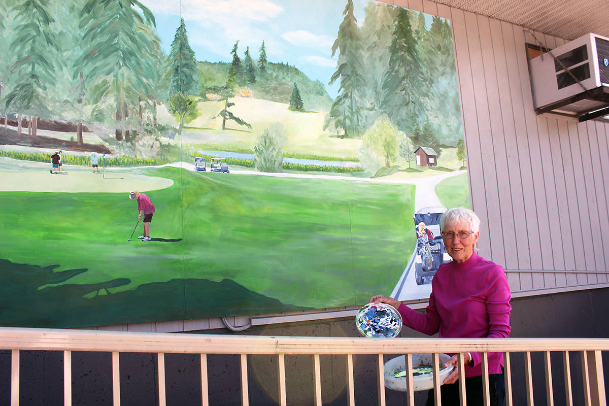 25944731_web1_210729-CHC-Golf-club-mural-painted_3