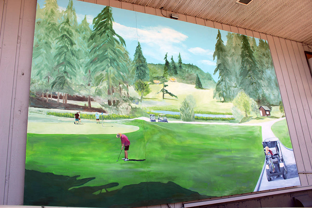 25944731_web1_210729-CHC-Golf-club-mural-painted_4