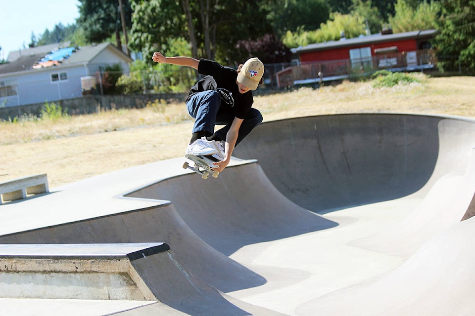 26075867_web1_210812-CHC-Skateboard-camp-instructor_2