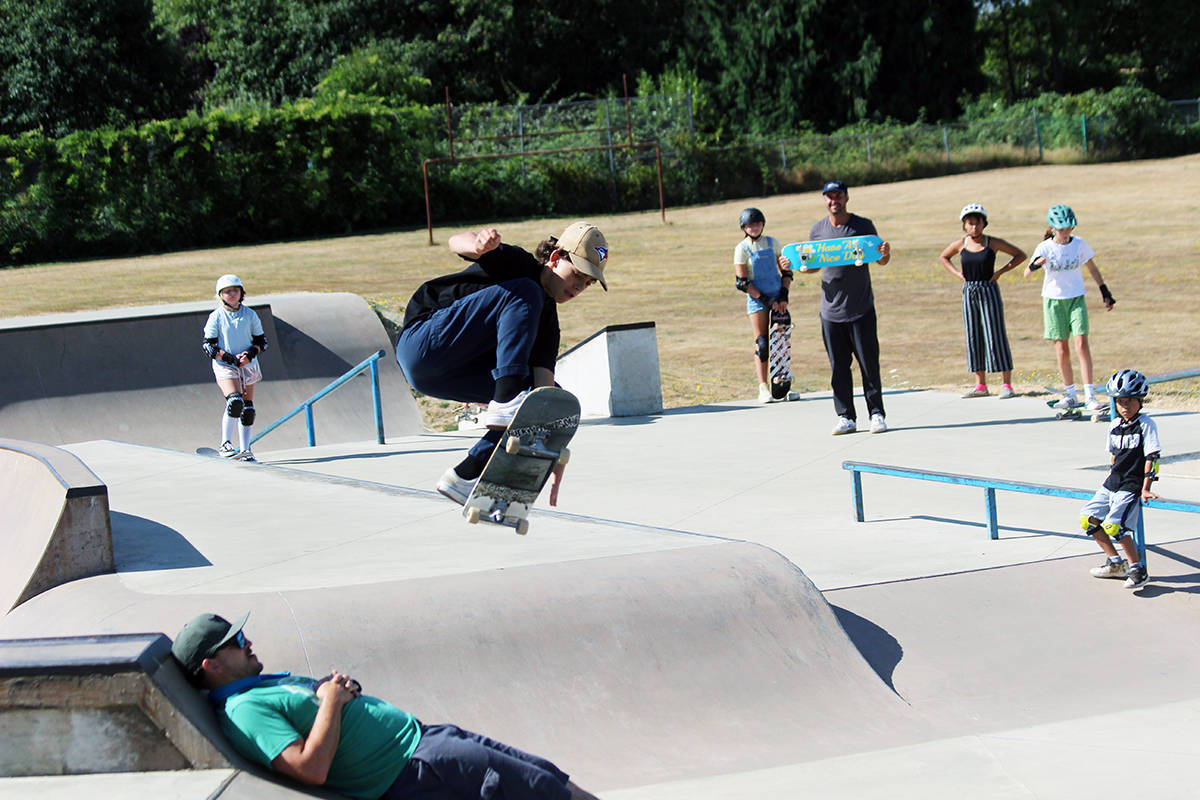 26075867_web1_210812-CHC-Skateboard-camp-instructor_4