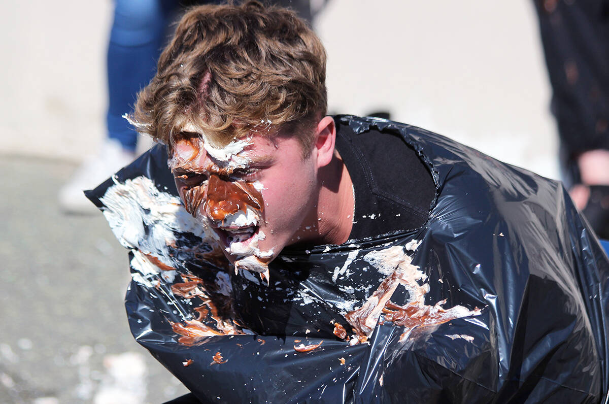 26633916_web1_210930-CHC-Pies-in-the-face-happening_15