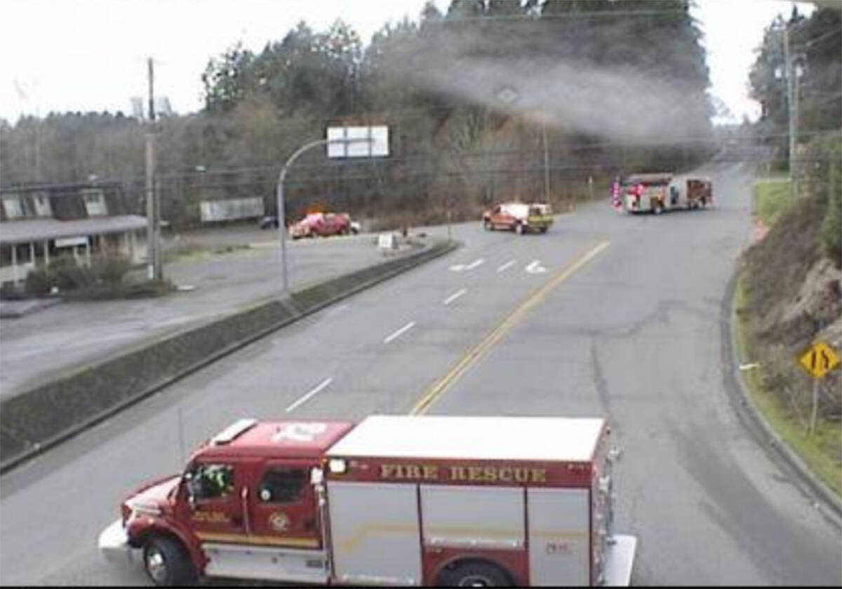 27322258_web1_211202-CCI-Mill-Bay-fire-hwy-cam_1