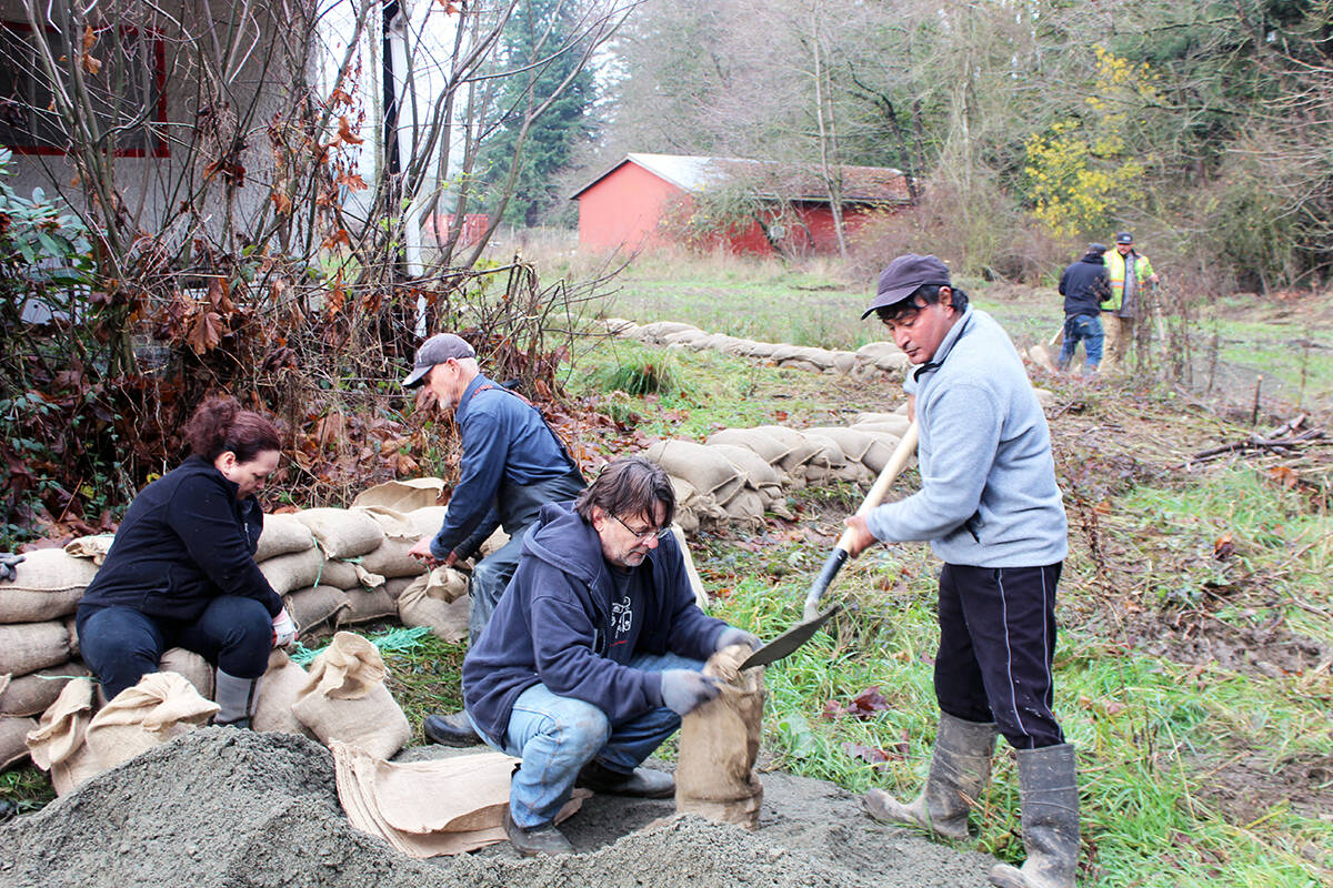 27342176_web1_211202-CHC-Westholme-flood-prep-happens_8