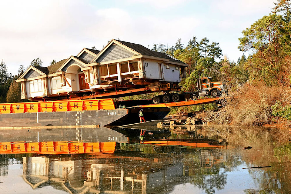 31807608_web1_230209-CHC-House-on-the-move-barge_2