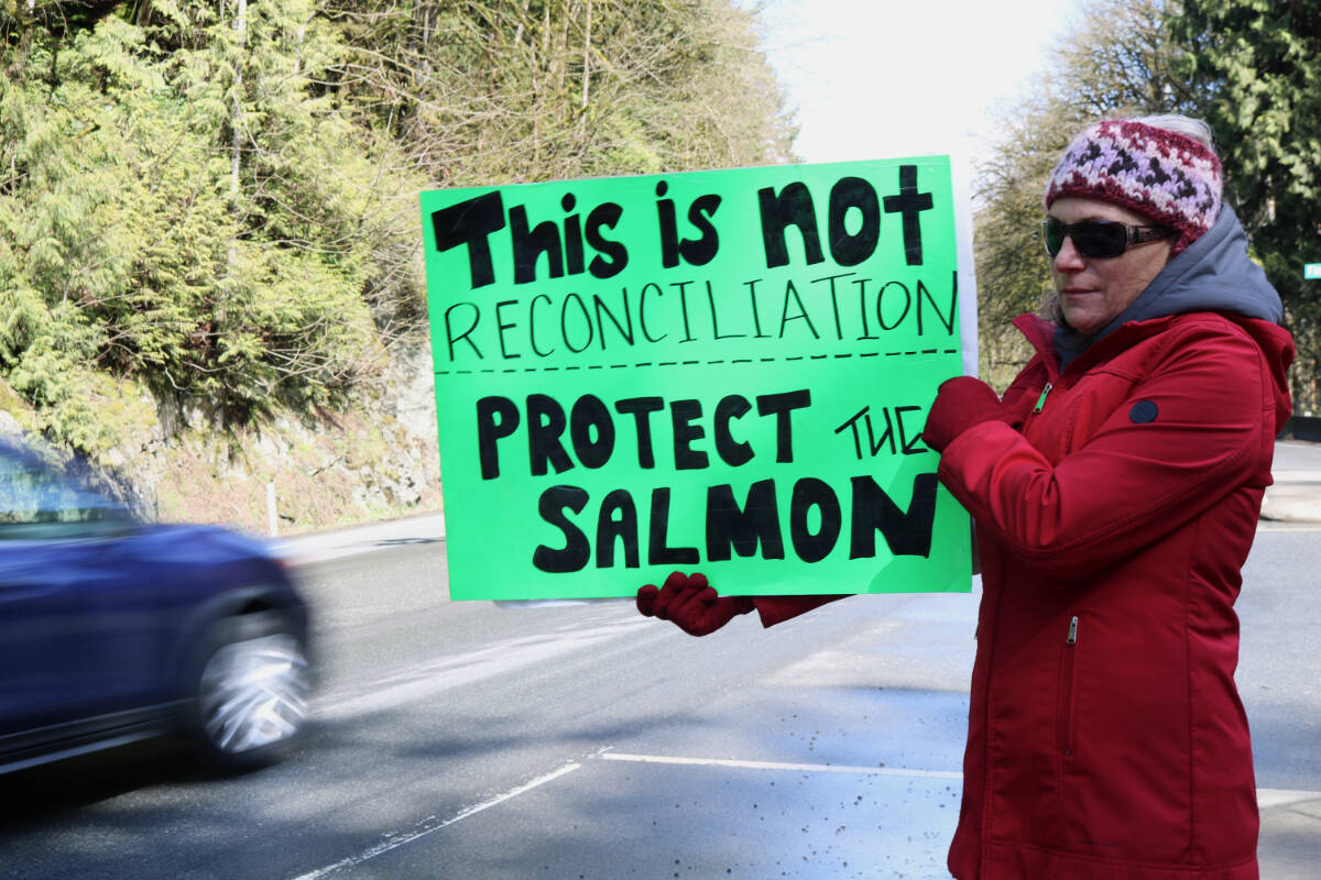 32404565_web1_230411-GNG-Salmon-protesters-indigenous_2