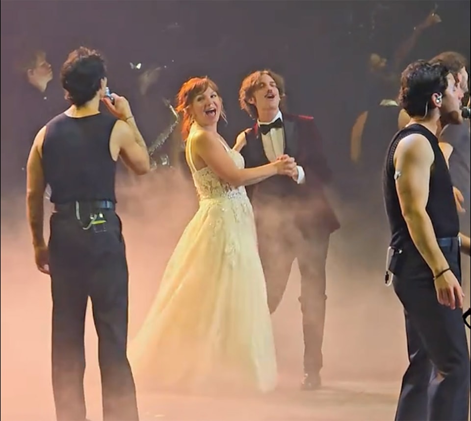 jonasbrothers_couple2