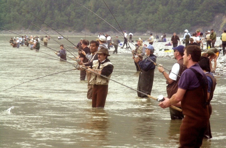 Sportfishers line the Fraser in 2001. JENNA HAUCK/BLACK PRESS FILE