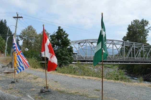 59731chilliwackvedderbridgeflags