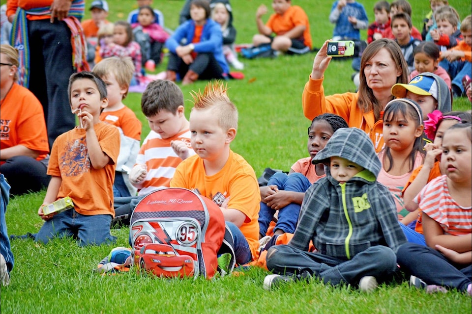 8738172_web1_20170930-KCN-M-OrangeShirtDay1C