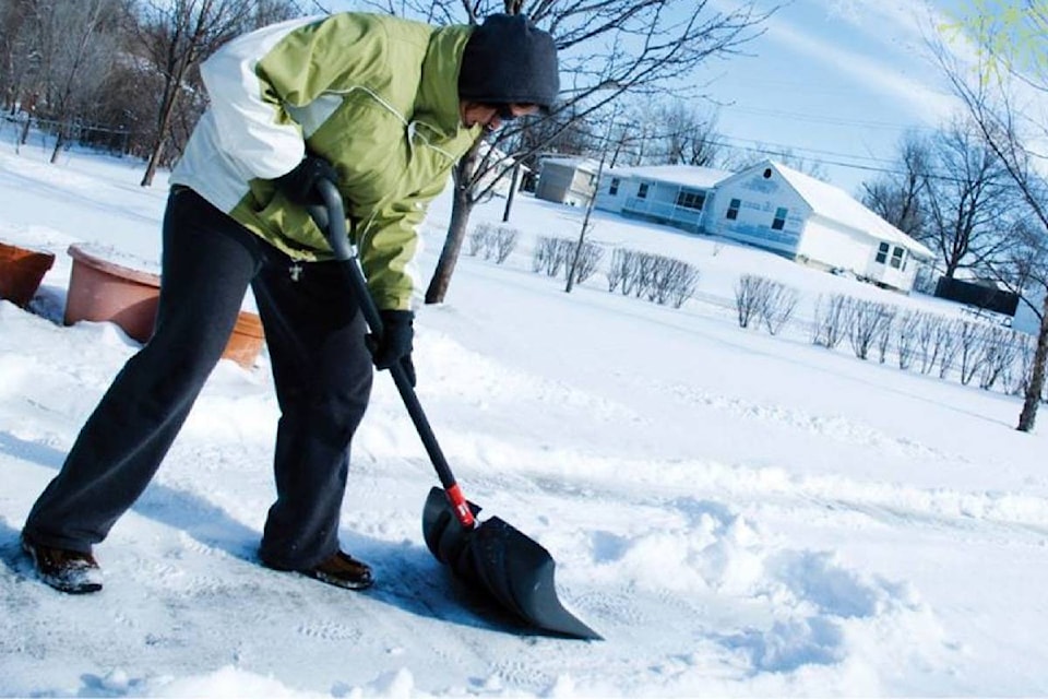 9447439_web1_171115-SLN-M-Snow-Shovel