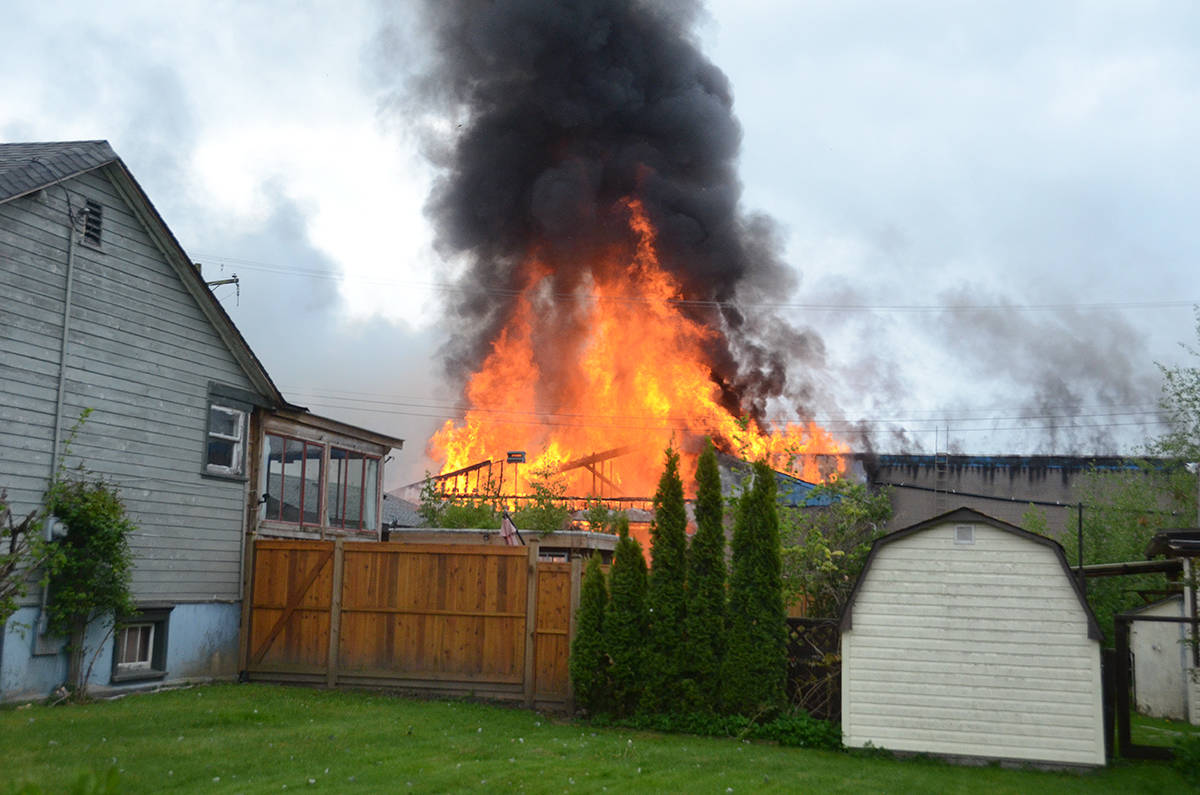 16664914_web1_IndustrialFire-050219-03