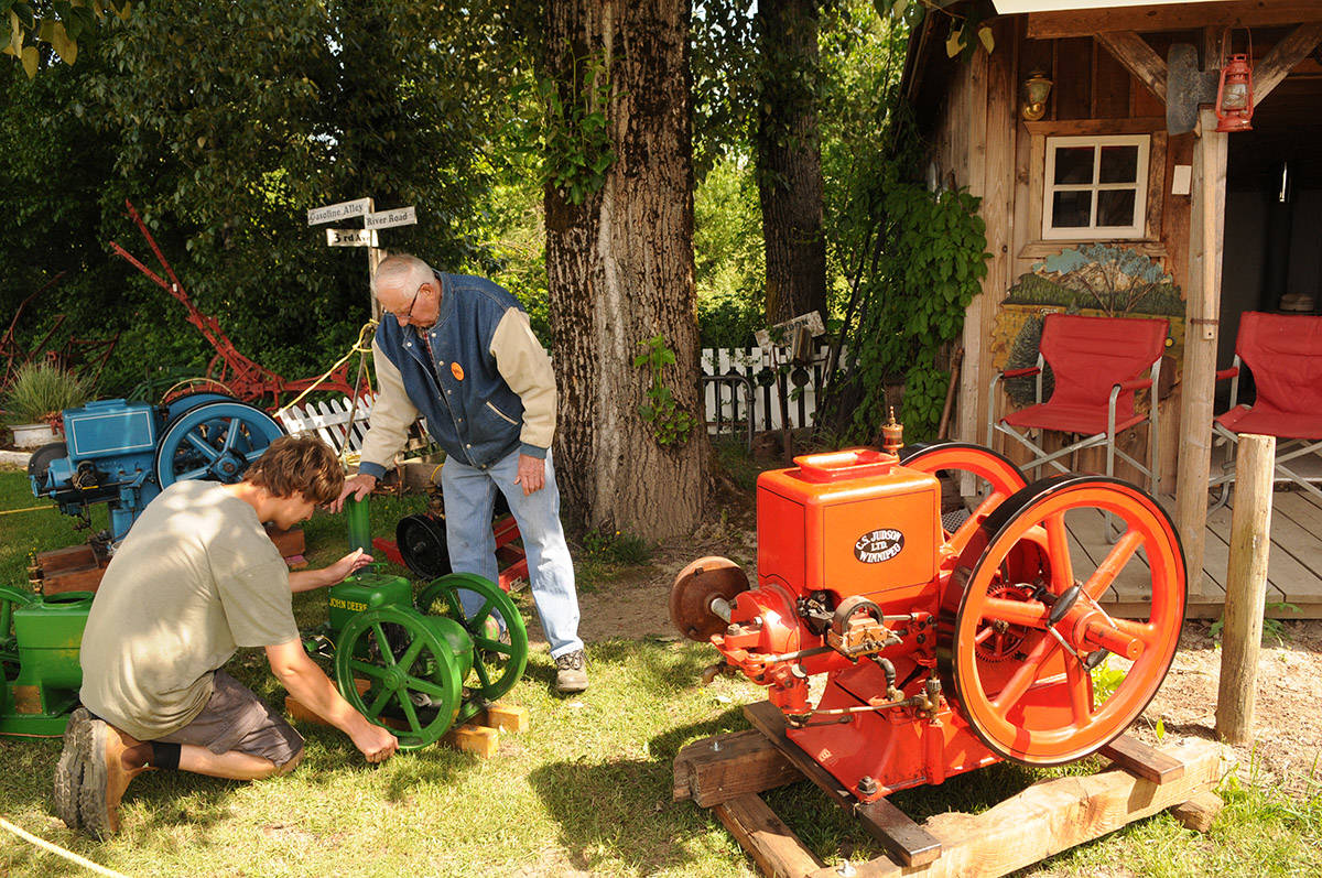 16956647_web1_SmallEngineShow10.0518