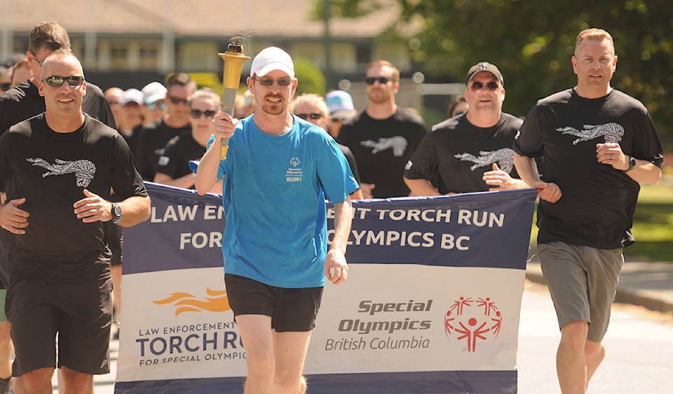 17164563_web1_LawEnforcementTorchRunForSpecialOlympics2.0604