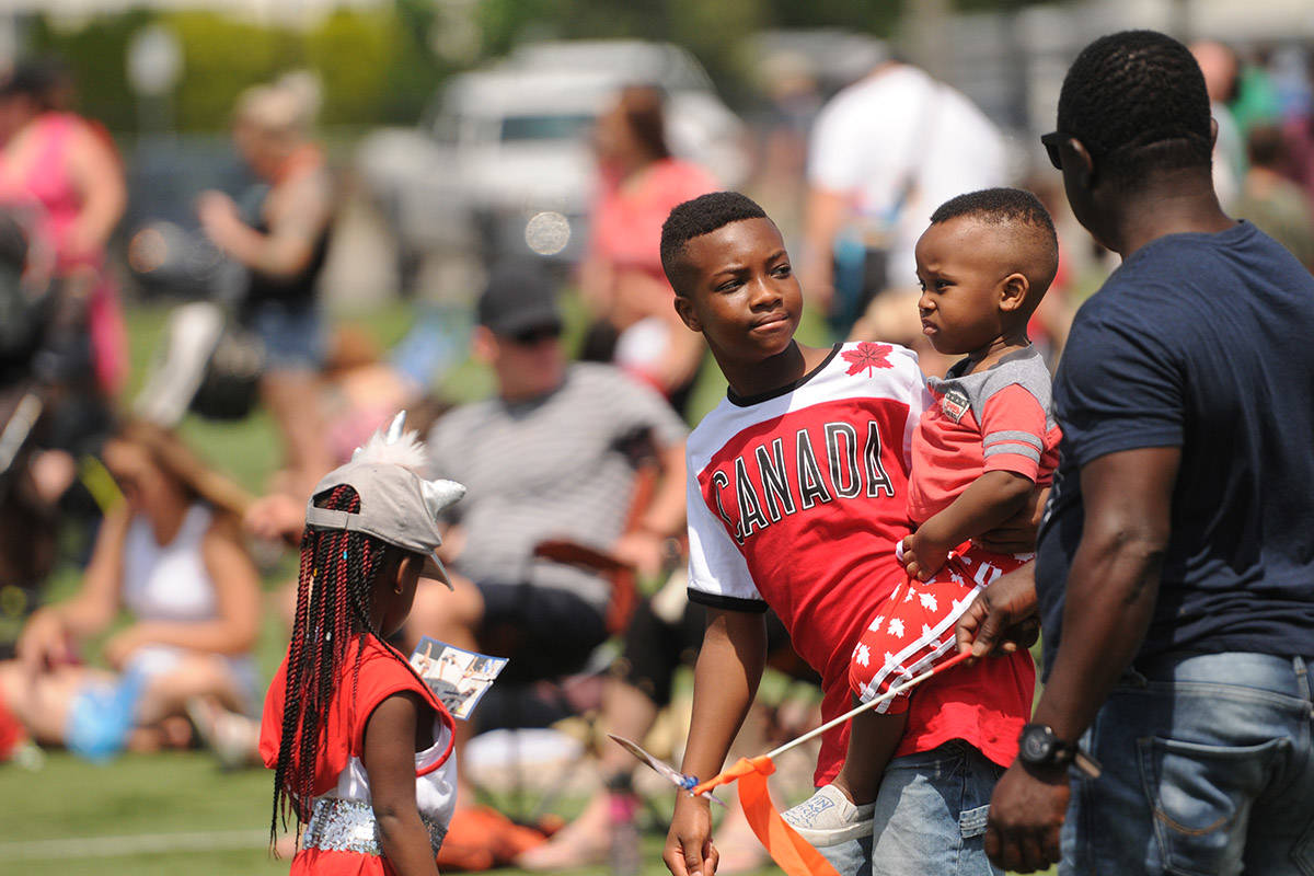 17527205_web1_CanadaDaySpectators