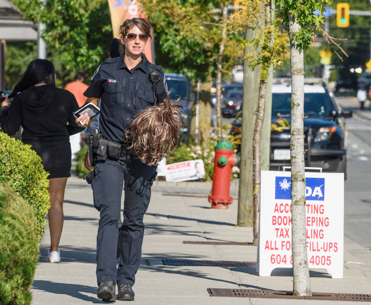 18048645_web1_190814-ABB-APD-officer-with-wig_2