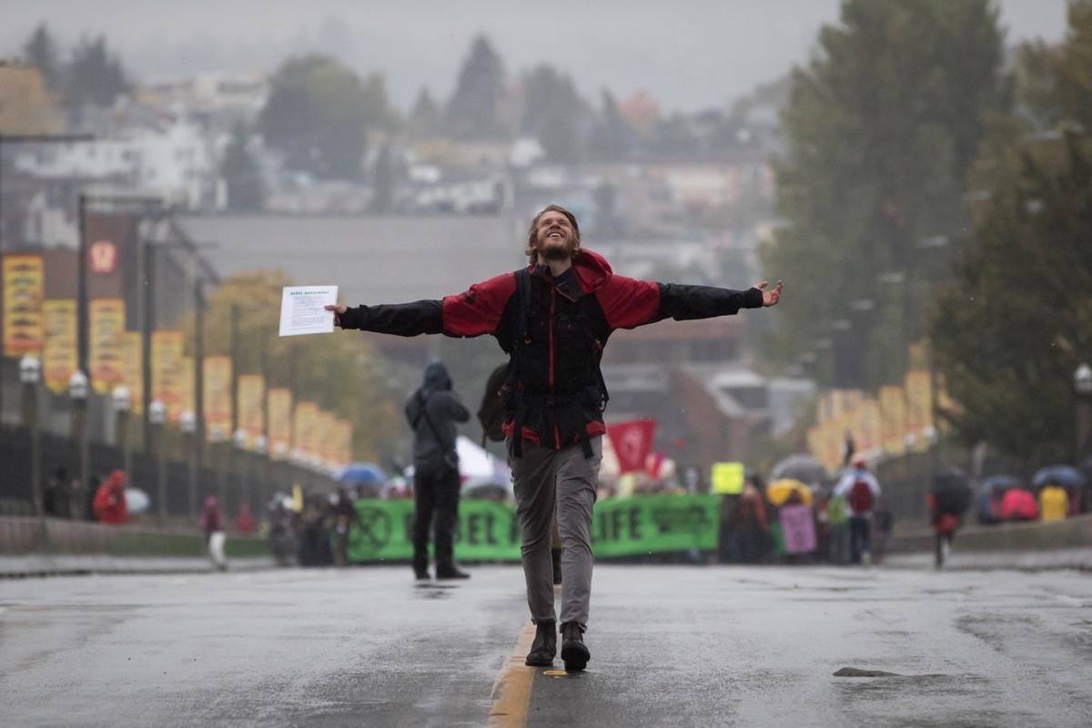 18836136_web1_copy_191007-BPD-M-Climate-protest-Burrard-Bridge