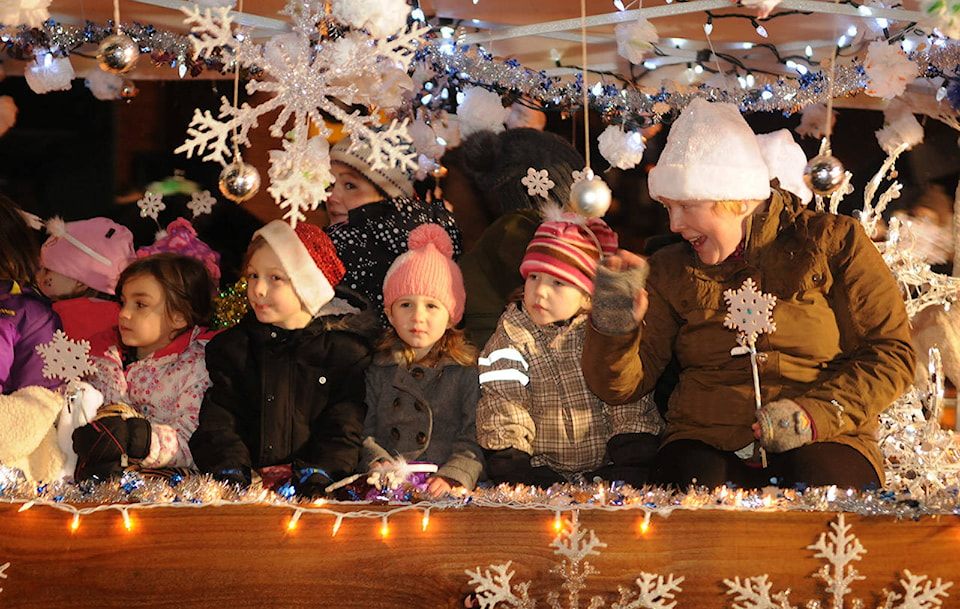 19510232_web1_xmas-parade-daycare-kids