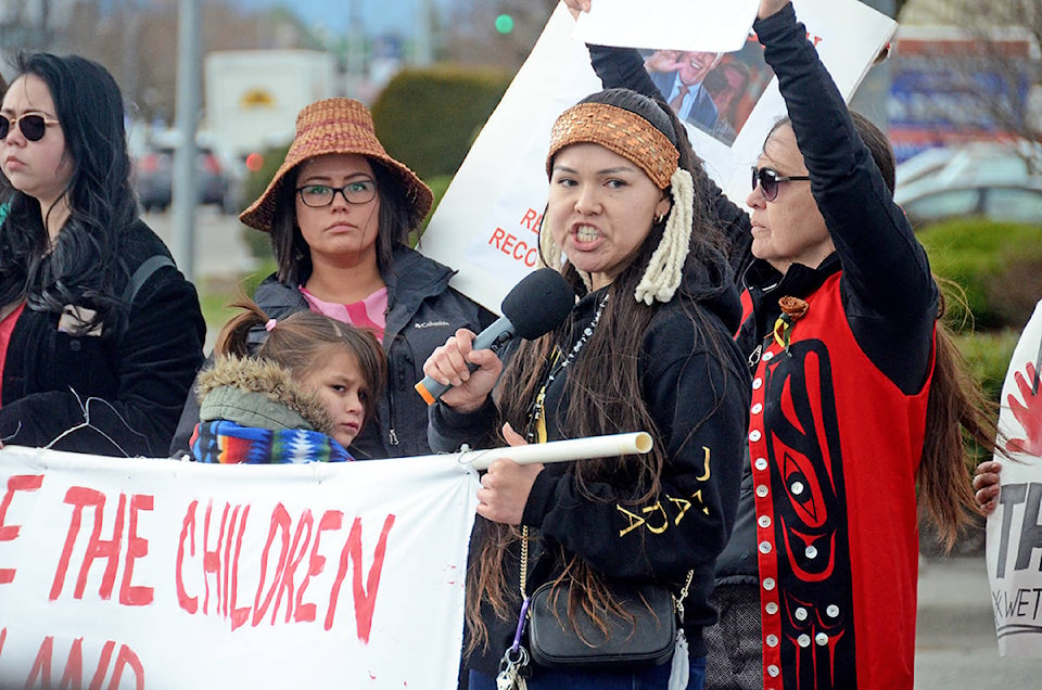 20602480_web1_200214-CPL-Wet-suwet-en-Solidarity-Protest-Women-Matriarchs_3